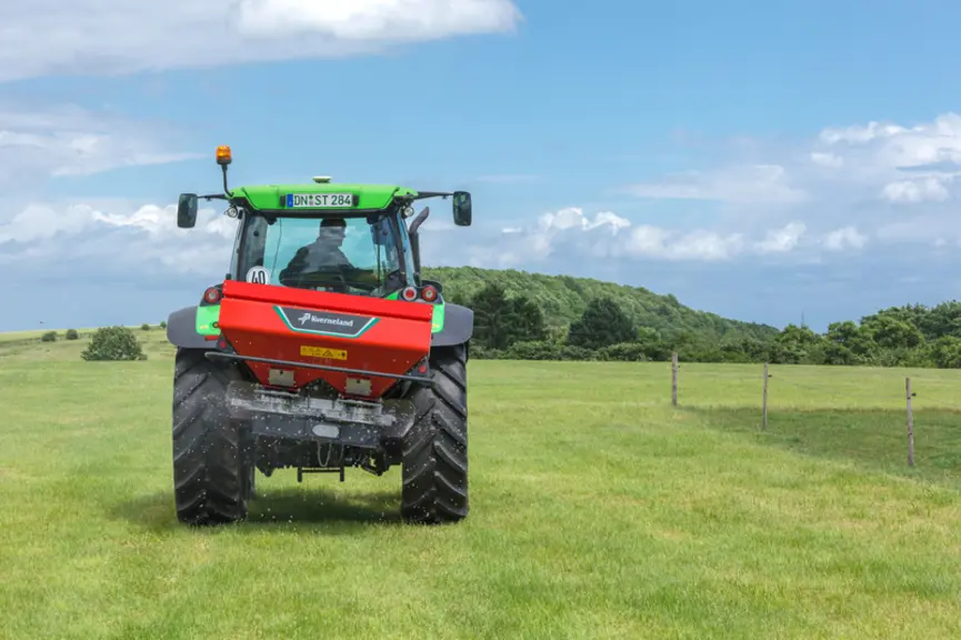 Les petits distributeurs d'engrais Vicon, Kverneland et Kubota, reçoivent un vérin d'inclinaison réduisant la largeur d'épandage d'un côté.