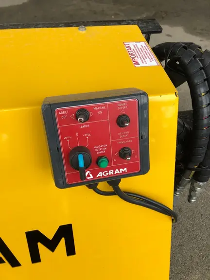 Le lamier Tele-Agradisc d'Agram est doté d'une commande électrohydraulique en cabine.
