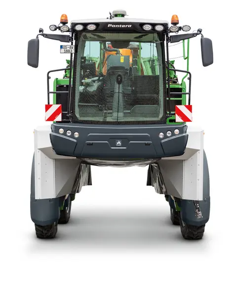 L'automoteur Amazone Pantera 4504-HW peut recevoir un kit tournesol, comprenant des diviseurs, des carters de roues et une bâche tunnel.