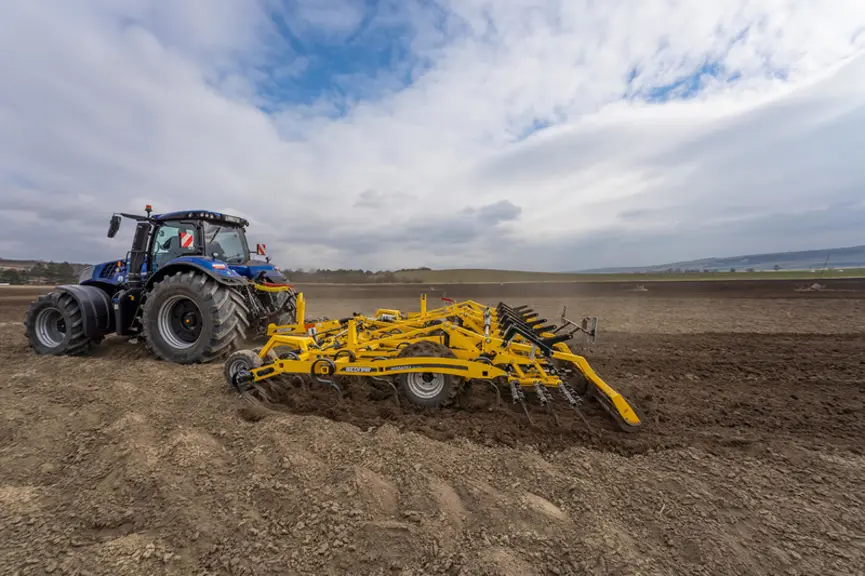 Le cultivateur Versatill de Bednar dispose de quatre rangées de dents, proposant un espacement de 15 cm.