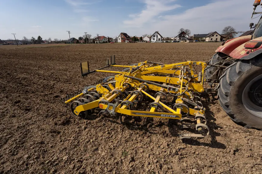 Le support de dent du cultivateur Versatill de Bednar est monté sur simple ou double lame ressort.