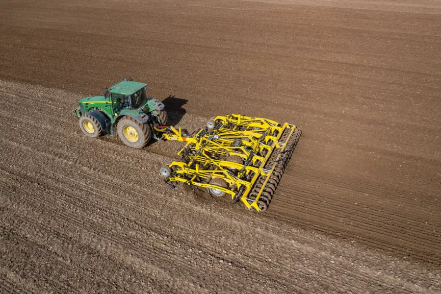 Le cultivateur Versatill de Bednar dispose d'un essieu intégré.