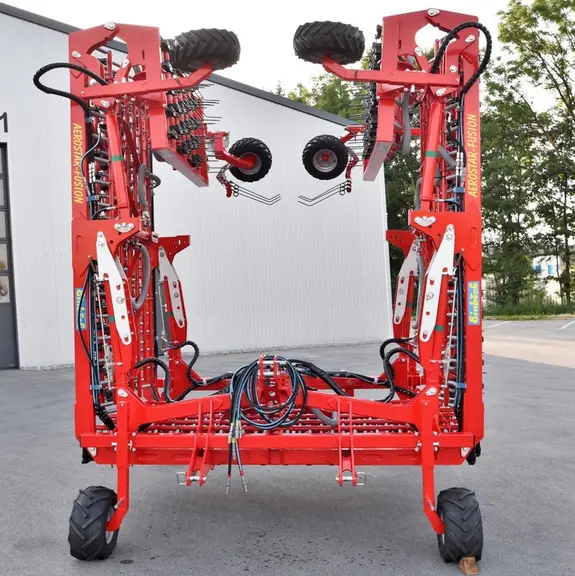 La herse étrille Aerostar-Fusion d'Einböck offre un repliage compact.