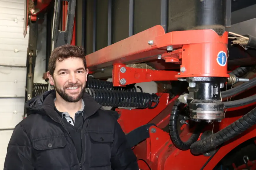Jérémie Masson,éleveur à Reugney dans le Doubs. « L'andaineur à tapis nous a permis d'améliorer la qualité du fourrage récolté. »