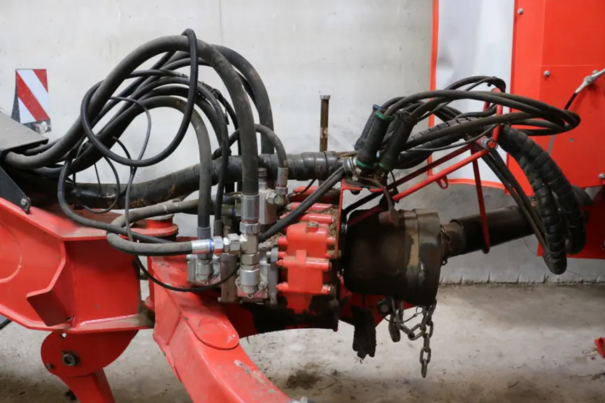 L'andaineur à tapis Kuhn Merge Maxx 950 intègre sa propre centrale hydraulique entraînée par la prise de force, mais impose aussi deux distributeurs d