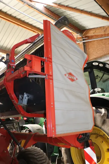 L'andaineur à tapis Kuhn Merge Maxx 950 dispose d'une toile à andain d'un seul côté pour réguler la largeur de l'andain latéral.