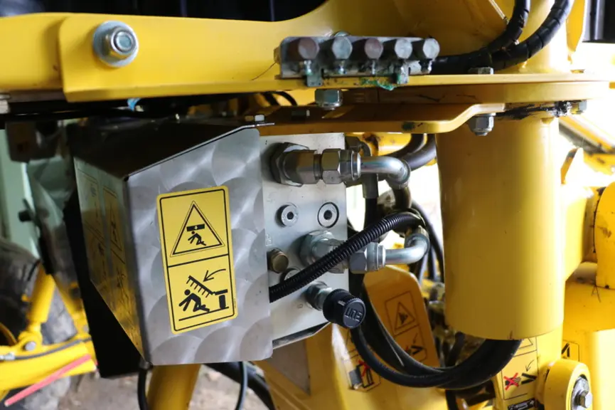 Une molette sur chaque boîtier d'entrainement hydraulique des tapis permet d'ajuster la vitesse de ces derniers.