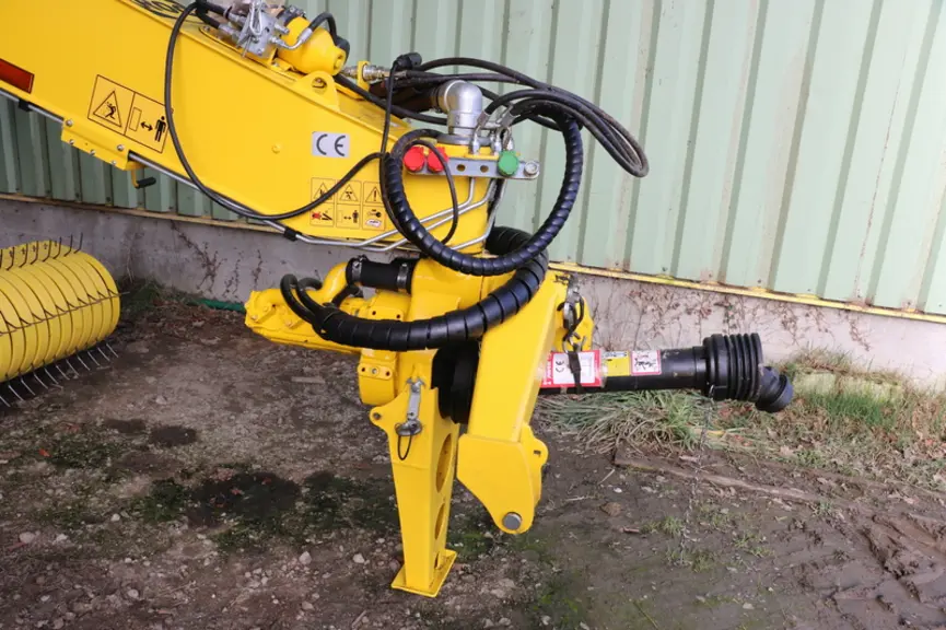 La tête d'attelage pivotante favorise la maniabilité de l'andaineur. Elle accueille les pompes hydrauliques entraînées par la prise de force, le réser