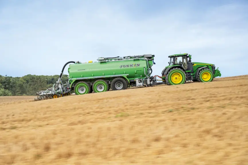 Le tracteur John Deere équipé de la transmission à variation continue eAutoPowr peut, par exemple, alimenter les essieux moteurs électriques d'un véhi
