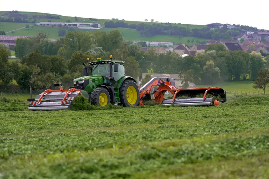 L'offre en andaineurs à tapis Kuhn s'est récemment enrichie du modèle Merge Maxx 440 F de 4,40 mètres de largeur de travail.