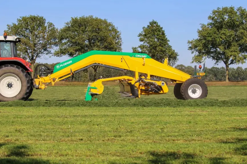 Ploeger commercialise un seul andaineur à tapis semi-porté d'une envergure de travail de 11,5 ou 12 mètres.