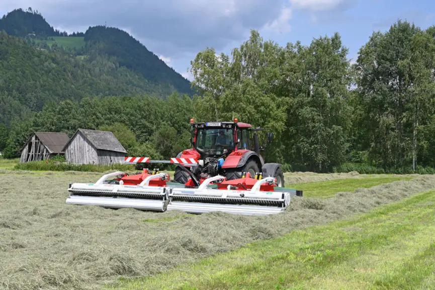 L'Autrichien Reiter dispose de la plus large offre en andaineurs à tapis et propose des versions frontales, semi-portées et portées arrière en poste i