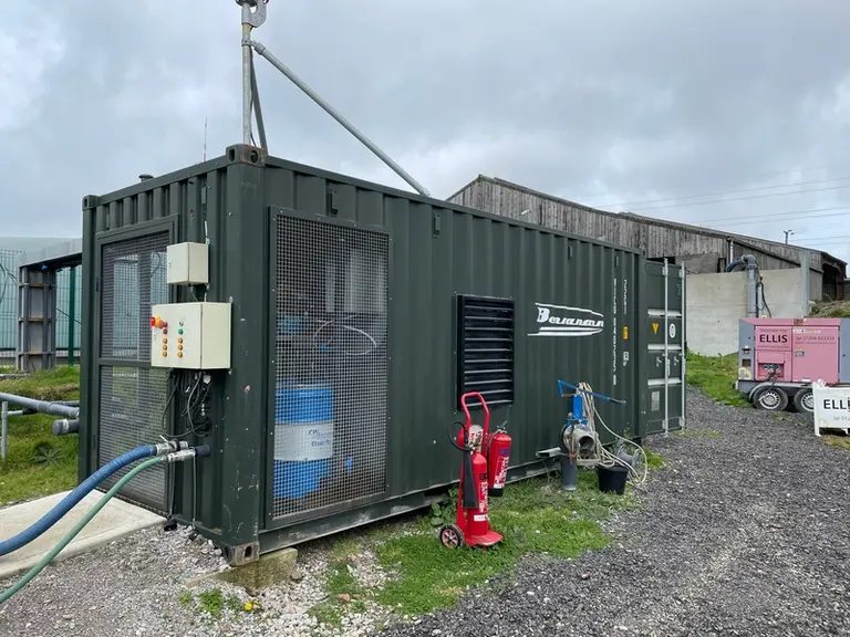 Le biogaz émanant du lisier passe dans un système de filtration au charbon actif, afin d’enlever le souffre.