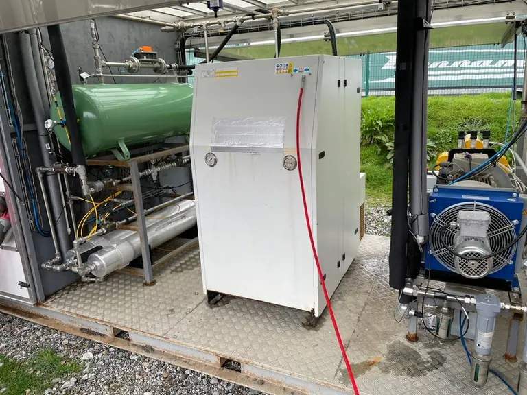 Le procédé Bennamann utilise un compresseur remplissant de biométhane les bonbonnes de stockage à une pression de 250 bars.