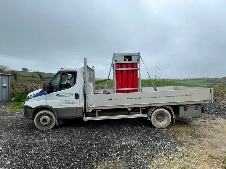 Pesant 1,6 tonne et emportant 160 kg de biométhane, les racks contenant les bonbonnes peuvent être transportés pour ravitailler le tracteur au champ o