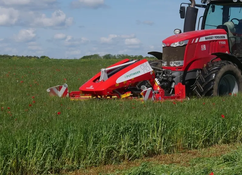 Combiné Pöttinger Novacat A10 Crossflow - "Il fauche et andaine sans demander beaucoup de puissance"