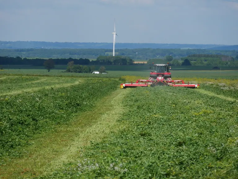 Combiné Pöttinger Novacat A10 Crossflow - "Il fauche et andaine sans demander beaucoup de puissance"