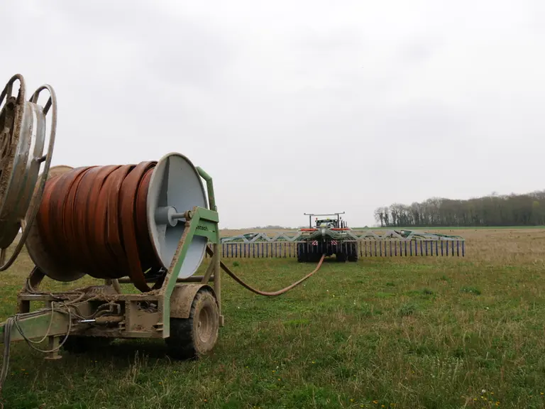 La société Listech assure la fabrication et la commercialisation de matériels spécifiques à l'épandage sans tonne : rampes à pendillards, motopompes,