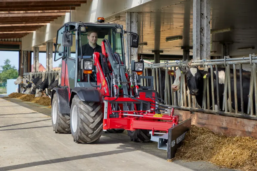 Le valet de ferme Hoftrac 1260LP de Weidemann conserve une hauteur hors tout inférieure à 2 m, sans rabattre un arceau.