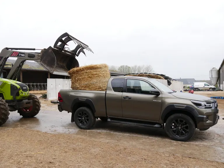 Le pick-up Toyota Hilux supporte très bien la charge et devient plus confortable une fois chargé.