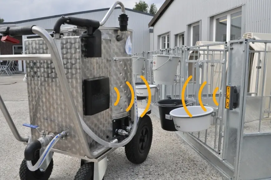 Les taxis à lait les plus perfectionnés reconnaissent automatiquement chaque box et distribuent la quantité de lait programmée pour le veau.