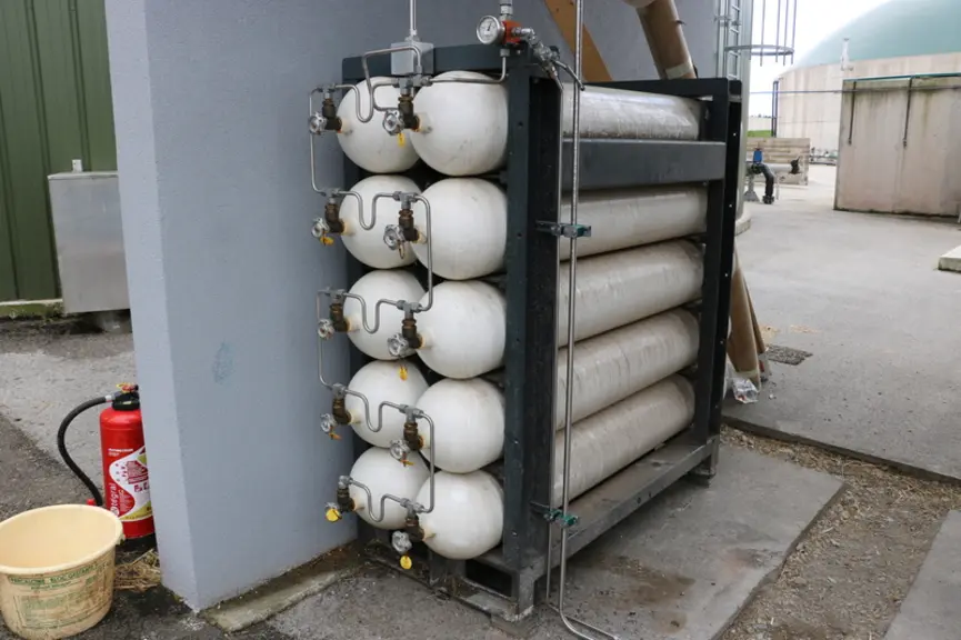 La station de remplissage est reliée à un stockage tampon de dix réservoirs qui sont remplis en une heure par le biogaz épuré issu de la méthanisation