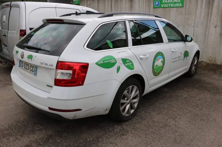 La voiture de l'exploitation fonctionne également au biogaz.