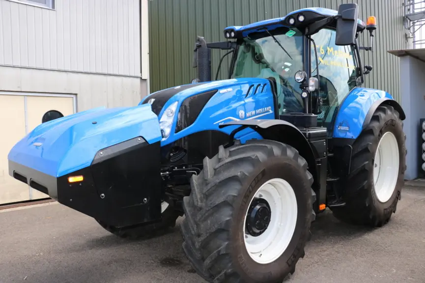 Le tracteur New Holland T6.180 Methane Power intègre dix réservoirs de gaz, dont trois sont implantés dans un coffre à l’avant du moteur.