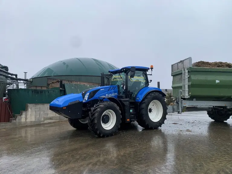 Le tracteur alimente l'unité de méthanisation avec une remorque chargée de 15 à 16 tonnes de fumier.