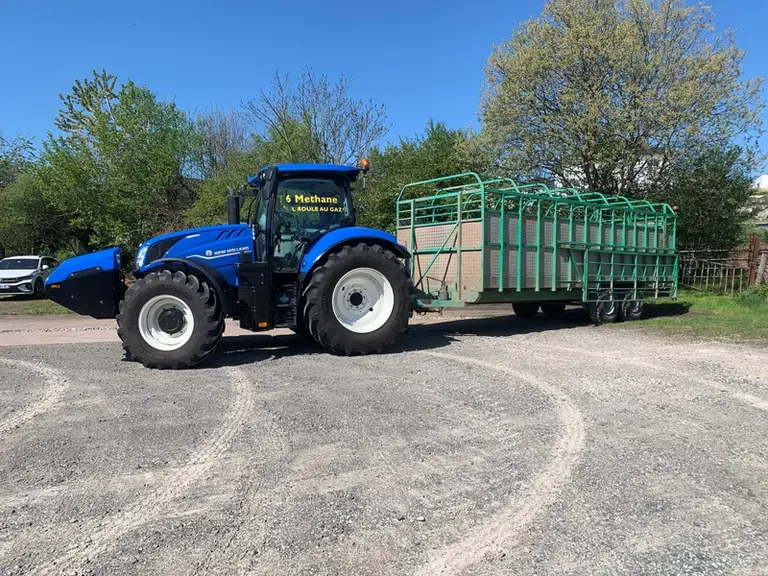 Le New Holland a suffisamment d'autonomie pour transporter des animaux dans la bétaillère.