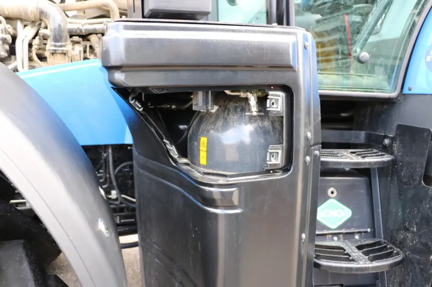 Sept réservoirs de gaz prennent la place habituelle du réservoir de GNR et des composants de dépollution, absents sur ce tracteur.