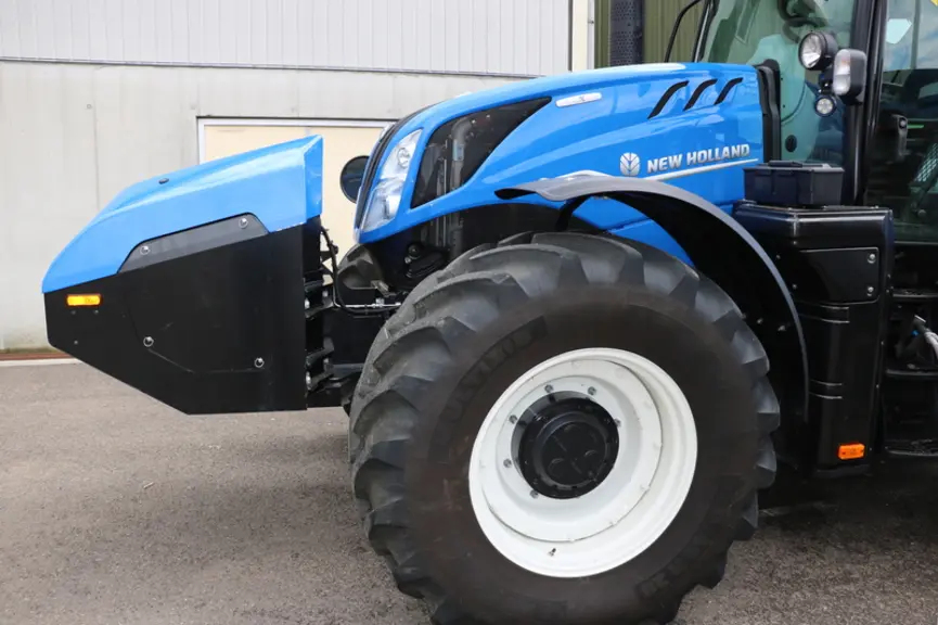 Le design travaillé du coffre avant n'entrave pas la visibilité, mais le porte-à-faux supplémentaire handicape la maniabilité du tracteur.