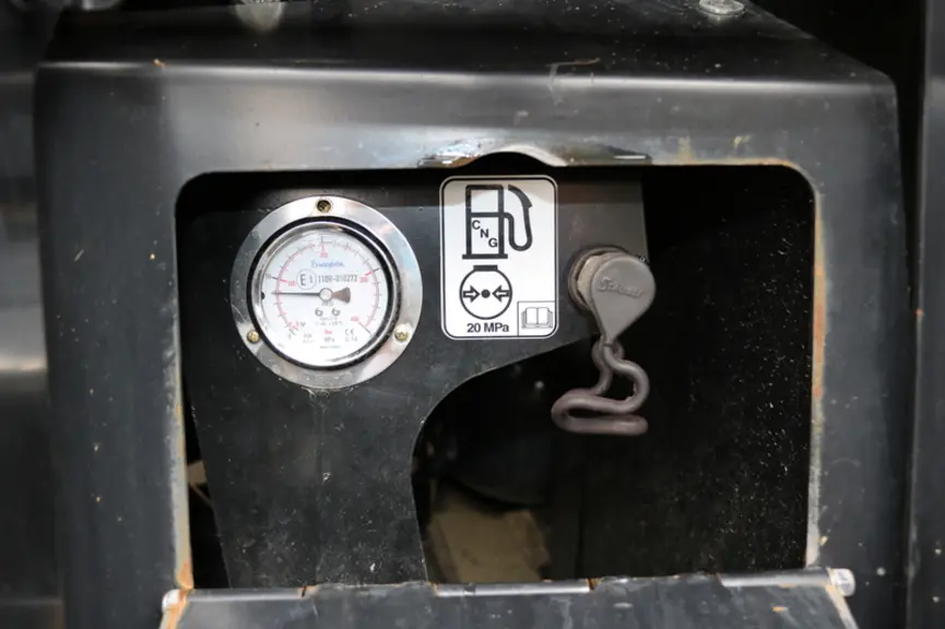 Le plein de biogaz s'effectue au niveau du marchepied.