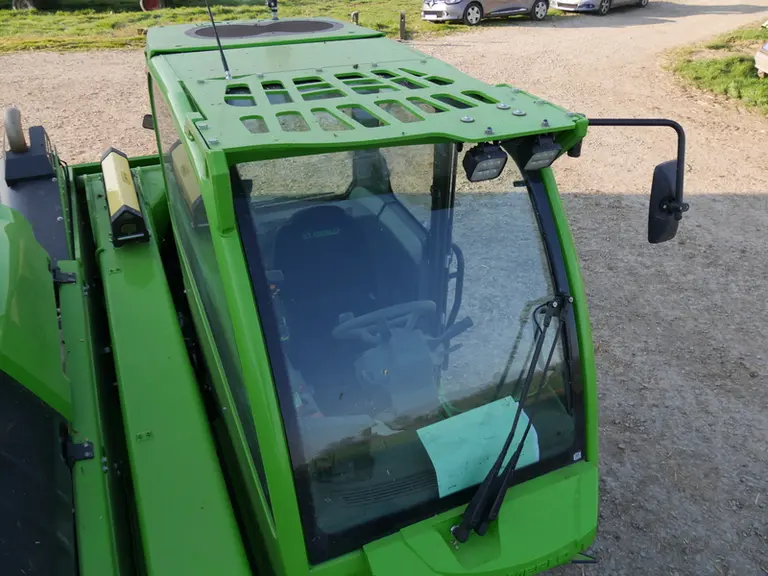 Le pare-brise de la cabine du télescopique Merlo TF42.7 est équipée deux essuie-glaces, dont un caché sous la grille de protection supérieure.