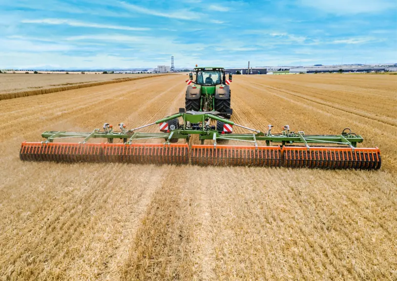 Le déchaumeur TopCut 12000-2  d'Amazone reçoit un rouleau à l'arrière ou des herses peignes.