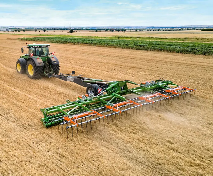 Le déchaumeur TopCut 12000-2  d'Amazone devrait faire encore une campagne de tests cette saison.