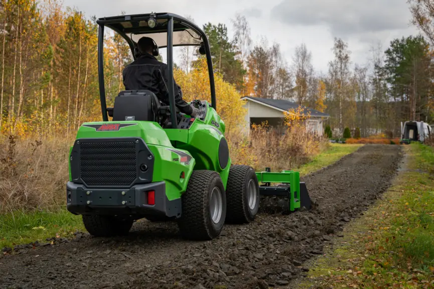 Les chargeuses articulées Avant 645i et 650i logent un moteur diesel Kubota V1505CRT.