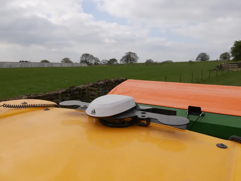 Le récepteur Smart-7 du système de guidage par GPS est fourni par Novatel.