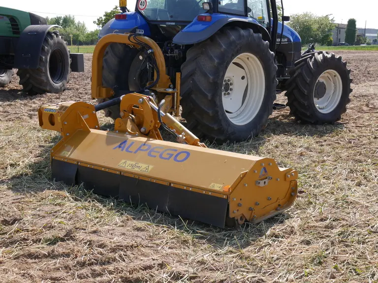 Le broyeur d'accotement Alpego TL50 est équipé d'un boîtier d'une puissance admissible de 220 ch.