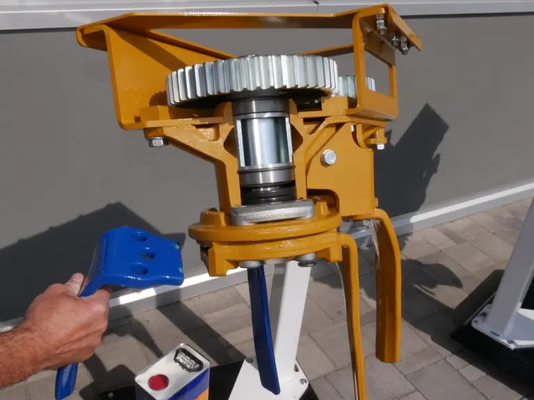 La dernière génération de dent des herses rotatives à lamier Max d'Alpego est compatible avec le montage rapide et la fixation boulonnée.