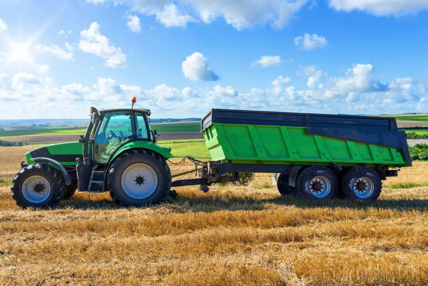 Le pneumatique BKT FL 695 se monte aussi bien sur les remorques agricoles que sur les bennes et engins de travaux publics.