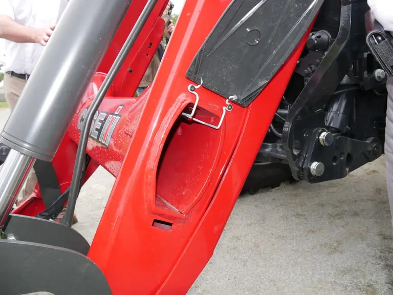 La poutre transversale des chargeurs frontaux Case IH de la série T abrite le passage des flexibles.