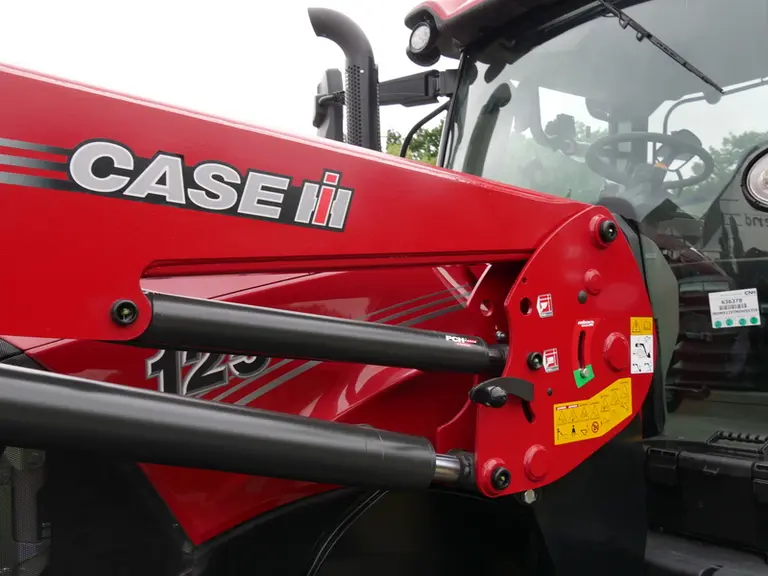 Les chargeurs frontaux Case IH de la série T bénéficient en standard du parallélogramme hydraulique PCM  éprouvé sur les modèles MX.