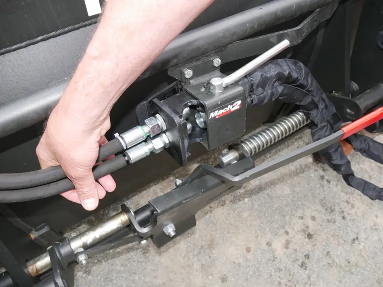 Les chargeurs frontaux Case IH des séries A, U et T peuvent être équipés du multicoupleur Mach 2 pour raccorder rapidement les fonctions hydrauliques