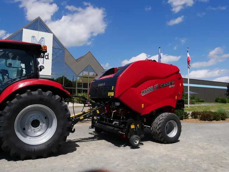 Les presses à balles rondes RB 456HD Pro et RB 466HD Pro chaussent des pneus de 620 mm de large.