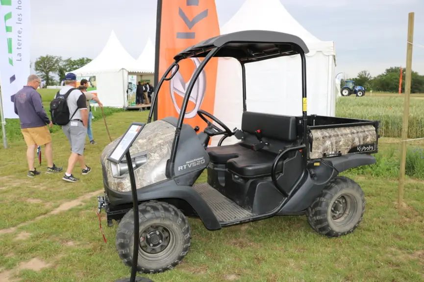 Le SSV Kubota RTV 520 intègre une benne basculante de capacité modeste