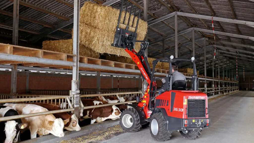 Le valet de ferme Schäffer 3630 peut lever à plus de 3 m de haut.