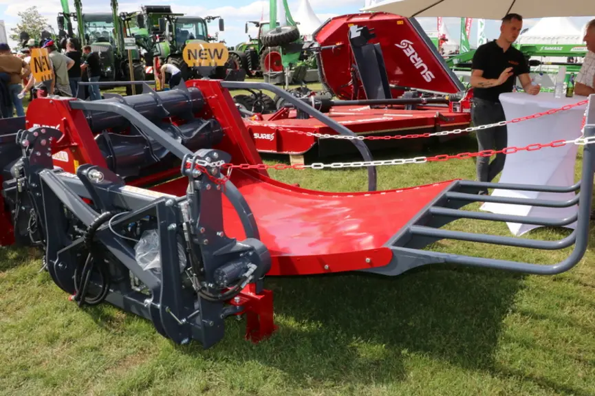 La dérouleuse Suire Polyroll peut accueillir des balles cubiques jusqu’à 2,50 m de long avec une extension.
