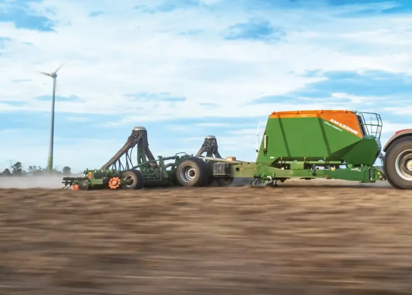 Avec son semoir Amazone Citan de 12 mètres, Alexandre Limbert emblave jusqu'à 80 hectares dans une journée.