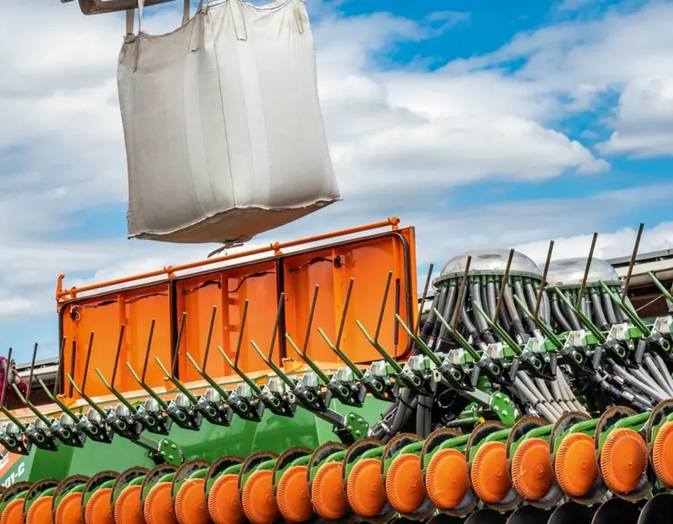 Le chargement des semences et engrais est réalisé à l'aide big bags, une solution qui pénalise un peu le débit de chantier, mais convient à l'organisa